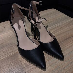 Closed toe Women's black Heels
